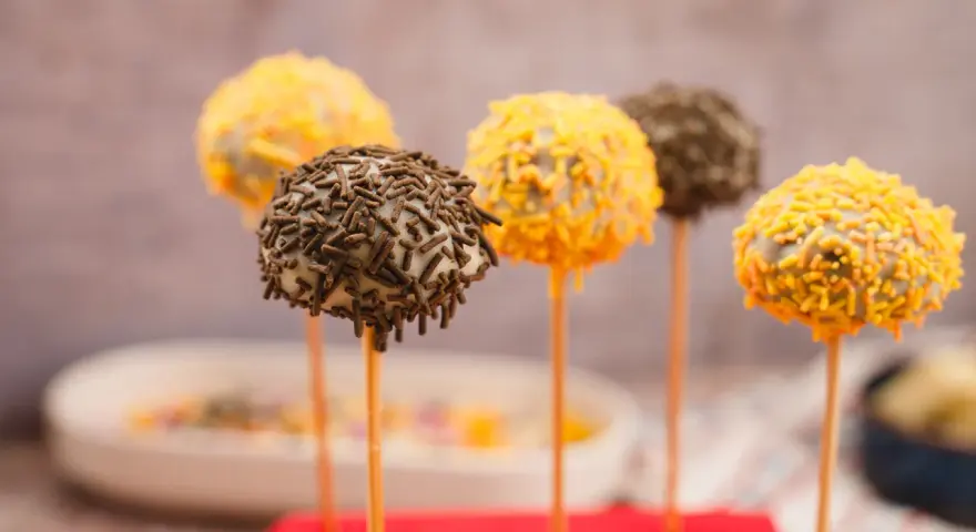 Leckere cake pops ohne backen, verziert mit Schokostreuseln und bunten Zuckerstreuseln.