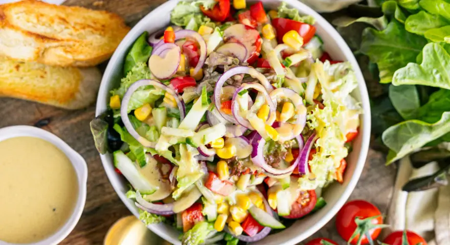 Frischer gemischter Salat mit Tomaten, Gurken, Mais und roten Zwiebeln, perfekt als leichtes Mittagessen. Ein tolles gemischter salat rezept!