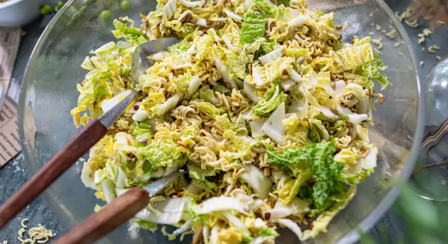 Yum yum! Ein knackiger Chinakohl-Salat mit knusprigen Nudeln und Sonnenblumenkernen. Perfekt für den Sommer.