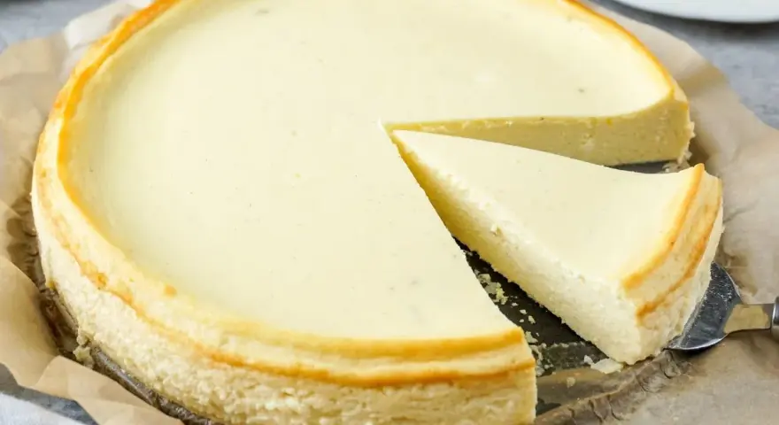 Ein cremiger Quarkkuchen ohne Boden, nach Omas Rezept, mit einer leicht gebräunten Kruste und einer zarten Füllung.