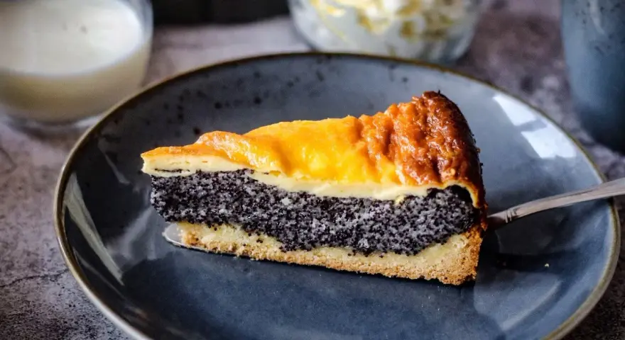 Ein saftiges Stück Mohnkuchen mit Schmand, mit einer goldenen Kruste und einer dicken Mohnschicht.