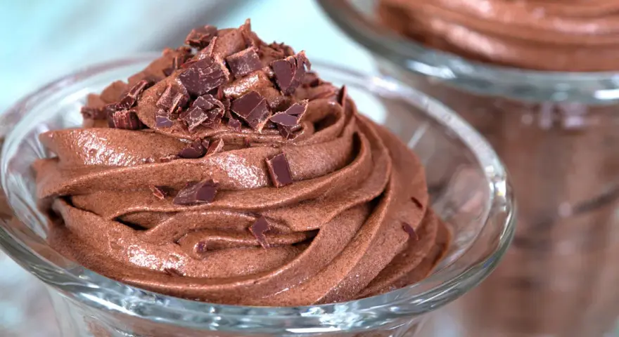 Cremige Mousse au Chocolat, garniert mit Schokostückchen. Ein köstliches Mousse au Chocolat Rezept original, das auf der Zunge zergeht.