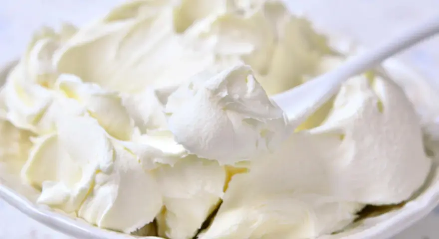 Eine Schüssel voller luftiger Mascarponecreme, bereit für Tiramisu oder andere süße Kreationen.