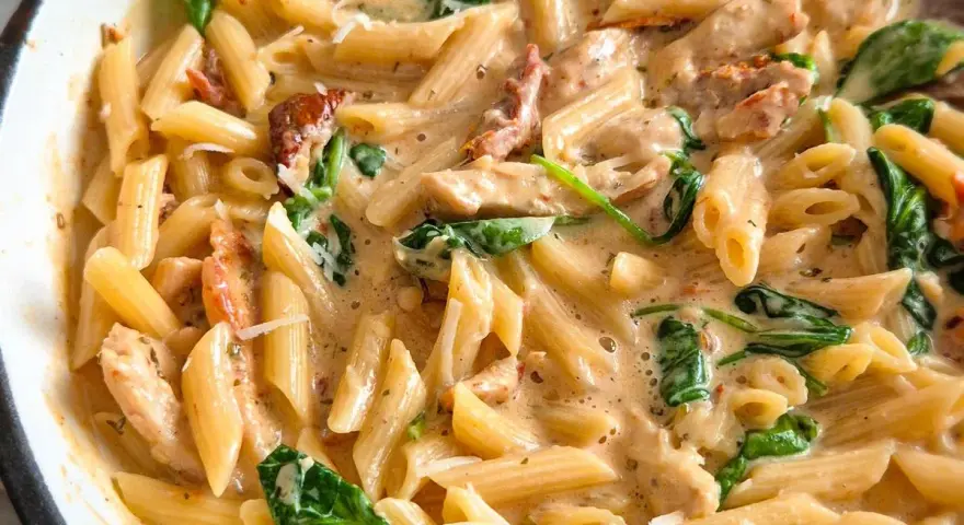 Cremige Penne mit Hähnchen, Spinat und getrockneten Tomaten. Dieses "Marry Me Chicken" Gericht ist so lecker, dass man es heiraten möchte!