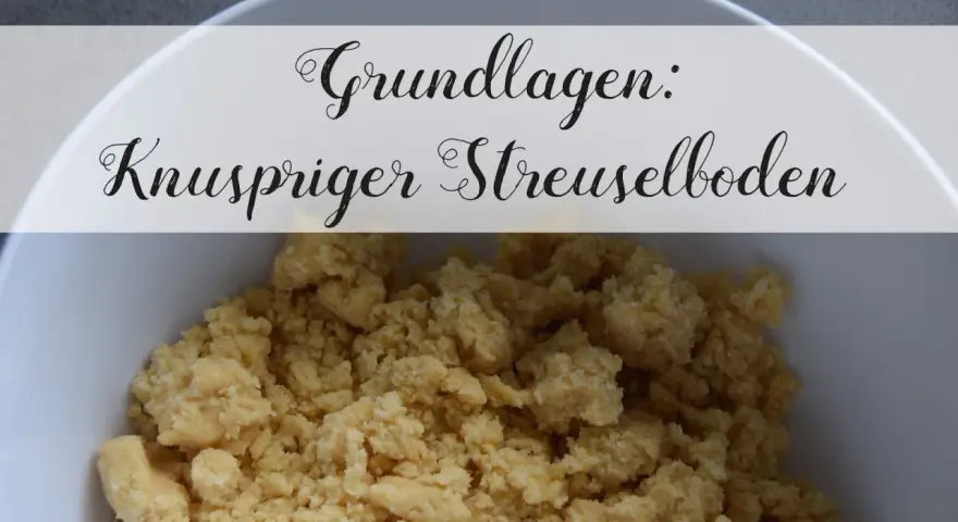 Knuspriger Streuselboden in einer Schüssel, bereit für Obst und einen leckeren Kuchen.