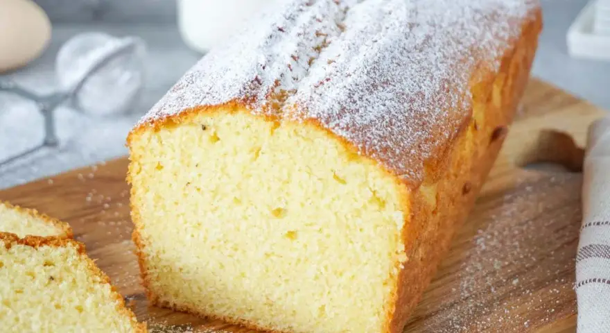 Ein saftiger Zitronenkuchen, bestäubt mit Puderzucker. Perfekt für einfache Kuchen Rezepte.