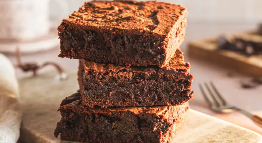 Gestapelte, saftige Brownies, perfekt für ein einfaches brownie rezept. Ein Genuss für Schokoladenliebhaber!