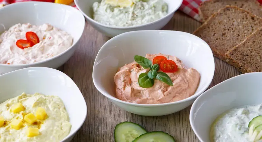 Fünf Schalen mit bunten Dips zum Grillen: Cremig, würzig und frisch. Perfekt zum Dippen mit Brot und Gemüse.