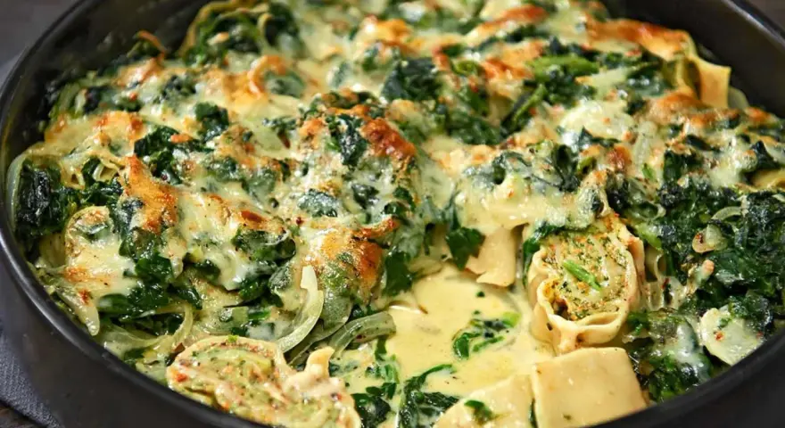 Ein köstlicher Maultaschen Auflauf mit Spinat und cremiger Käsesauce, goldbraun überbacken.