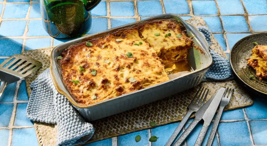 Herzhafte Moussaka mit Zucchini, goldbraun gebacken, wartet darauf, serviert zu werden. Ein köstliches Gericht für die ganze Familie.