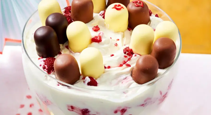 Cremiger Nachtisch mit Schokoküssen und Himbeeren, perfekt als nachtisch den man am vortag zubereiten kann.