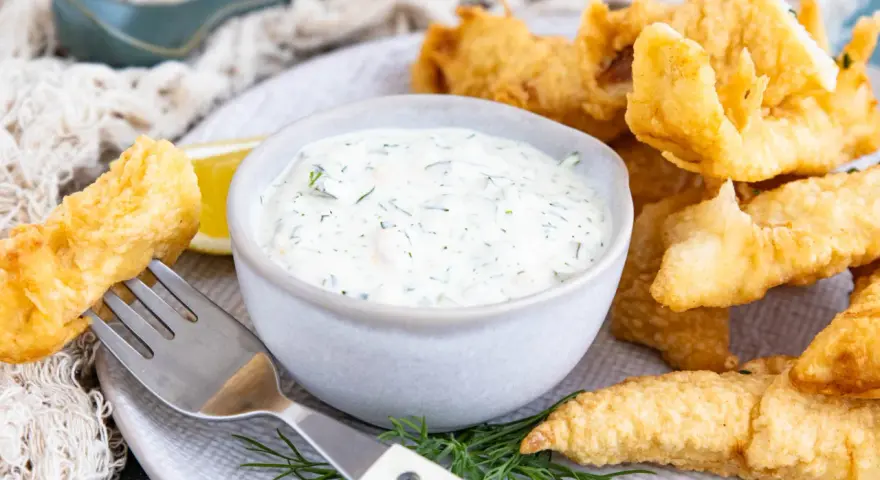 Knuspriges Fischgericht mit einer cremigen Remoulade, perfekt zum Dippen. Ein einfaches Remoulade Rezept für den perfekten Genuss.