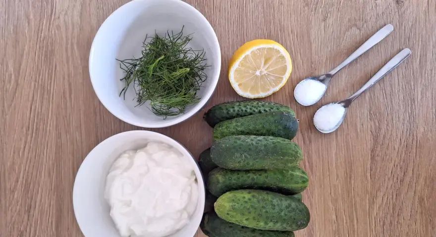Zutaten für Gurkensalat mit Zitrone: Gurken, Dill, Joghurt, Zitrone, Salz.