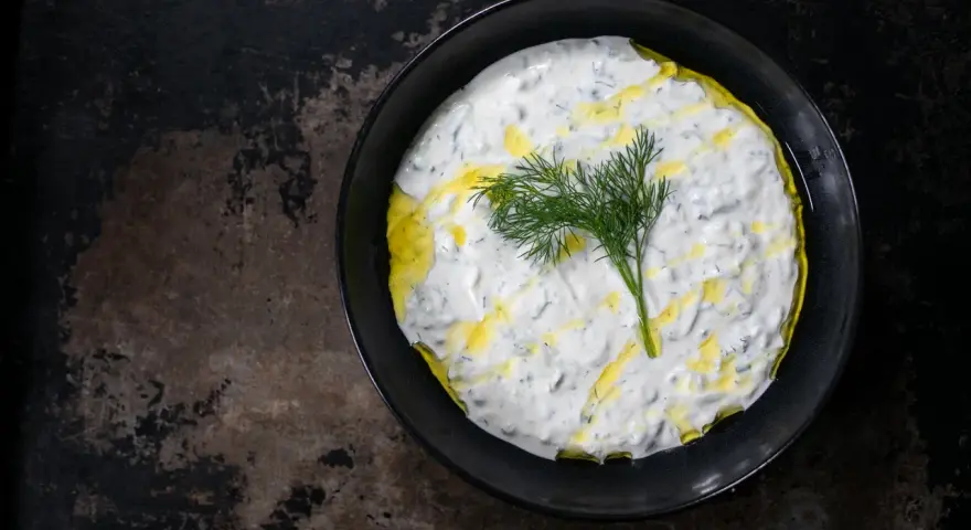 Cremiger Tzatziki-Dip mit Dill und Olivenöl, perfekt für dein nächstes Tzatziki Rezept.