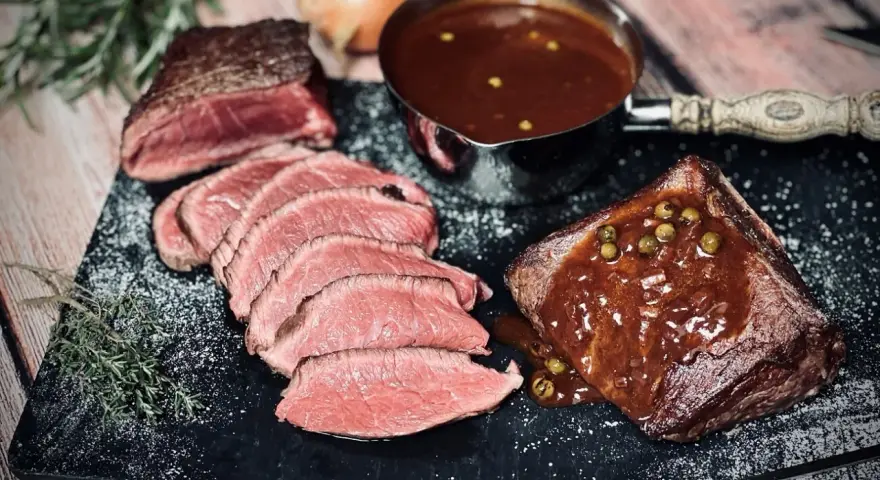 Saftiges Roastbeef mit einer köstlichen Pfeffersauce, die an das beste Pfeffersauce rezept erinnert. Perfekt für einen besonderen Anlass.