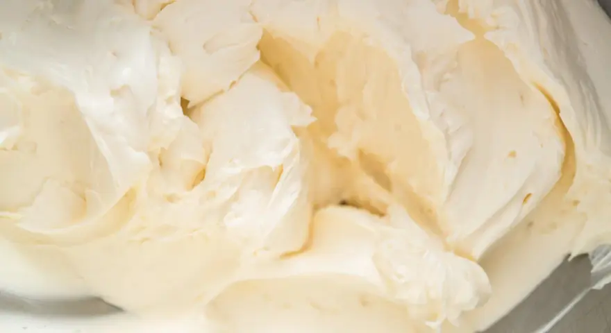 Cremige Buttercreme mit Pudding, die in einer Schüssel aufgeschlagen wird.