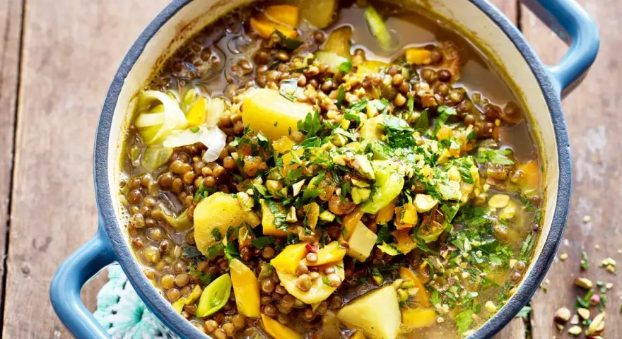 Herzhafte Linsensuppe mit Kartoffeln und Lauch, garniert mit Petersilie und Pistazien. Raffinierte Rezepte mit Linsen sind oft so einfach und lecker.