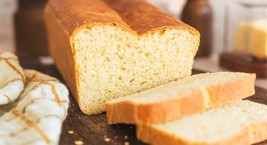 Ein frisch gebackenes, goldbraunes Toastbrot, geschnitten in saftige Scheiben. Das perfekte Ergebnis eines original Toastbrot Rezepts.
