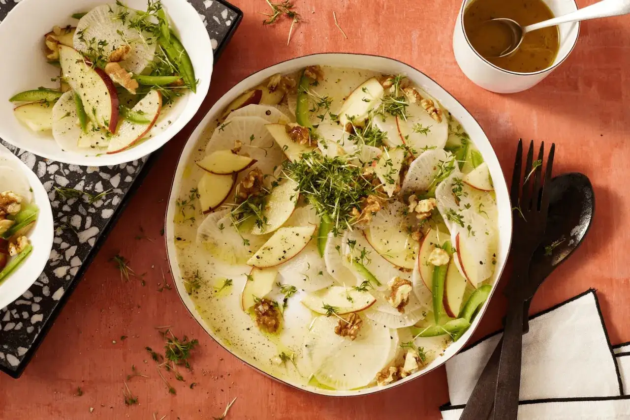 Frischer rettichsalat mit apfel, garniert mit Kresse und Waln&uuml;ssen.