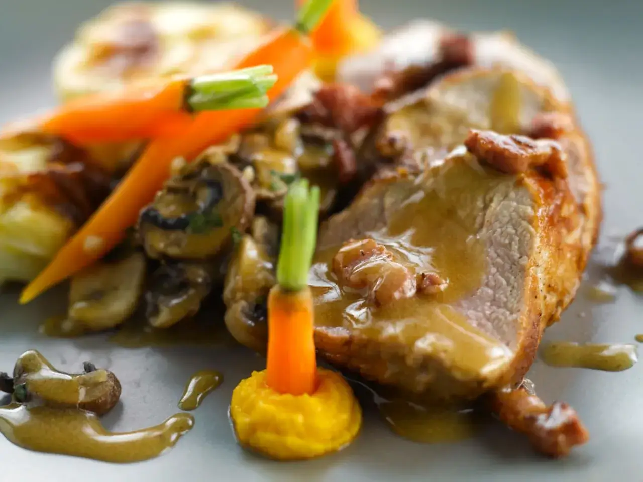 Saftiges Schweinefilet mit Pilzen und Karotten, eine k&ouml;stliche Inspiration f&uuml;r Ihre n&auml;chsten Schweinefilet Rezepte.