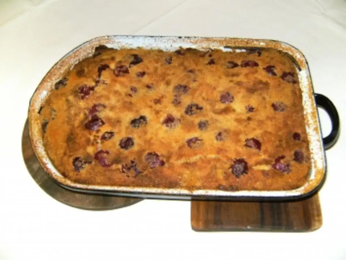 Eine goldbraune Kirschpfanne mit Zwieback, frisch aus dem Ofen.