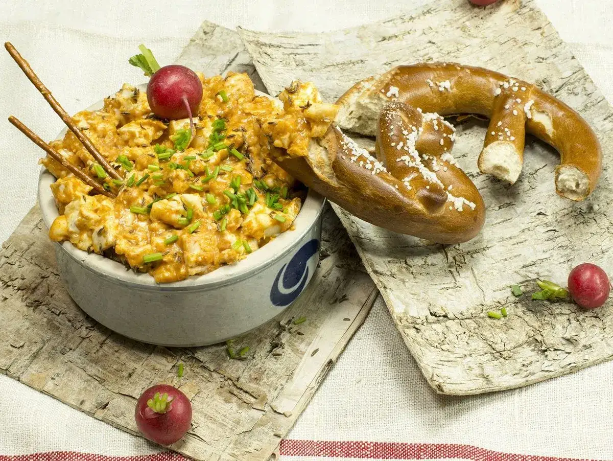 Leckeres Obazda Rezept mit Brezel, Radieschen und Schnittlauch.