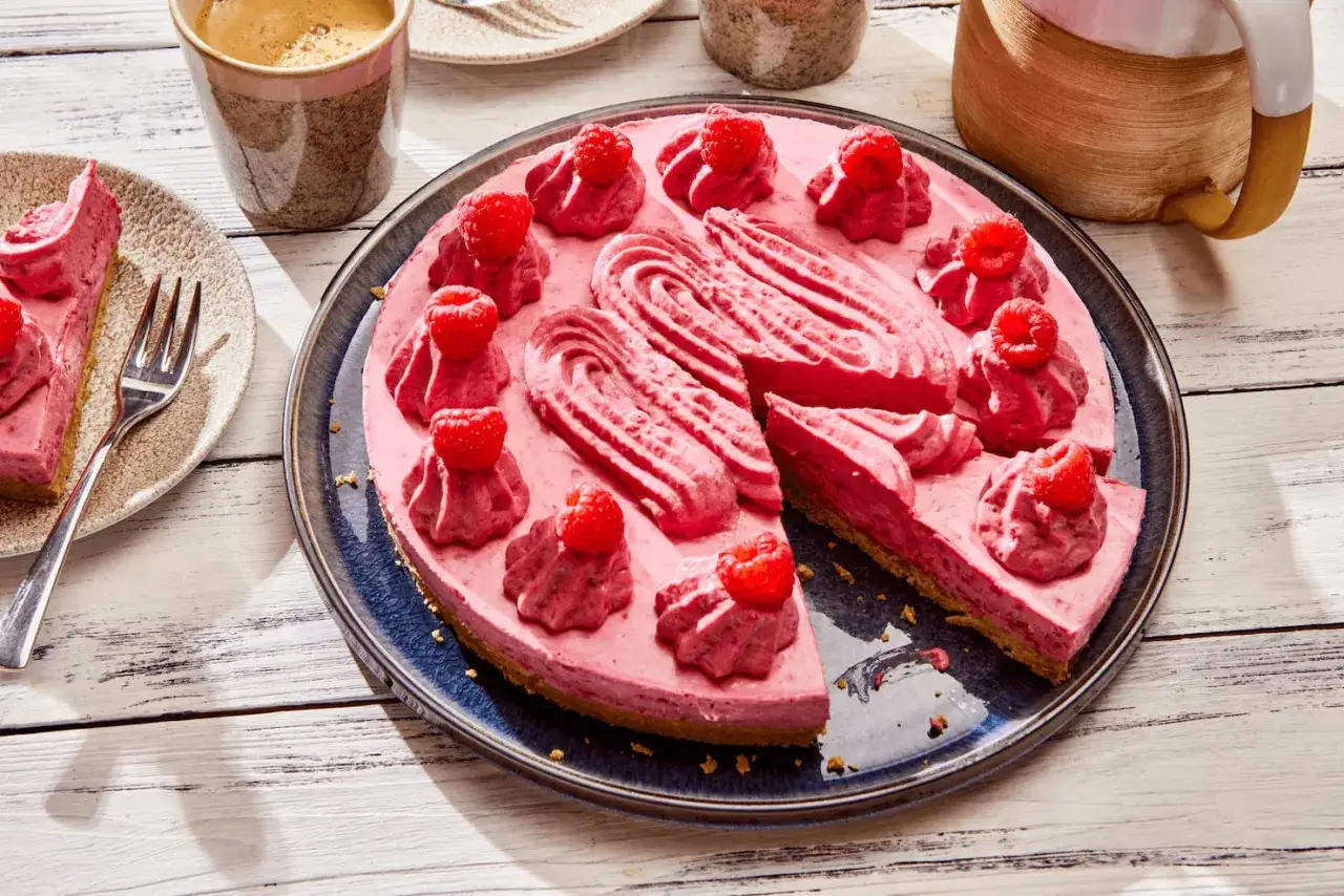 Ein k&ouml;stlicher, schneller Kuchen mit gefrorenen Himbeeren, verziert mit frischen Beeren und Sahnetuffs. Perfekt f&uuml;r jeden Anlass!