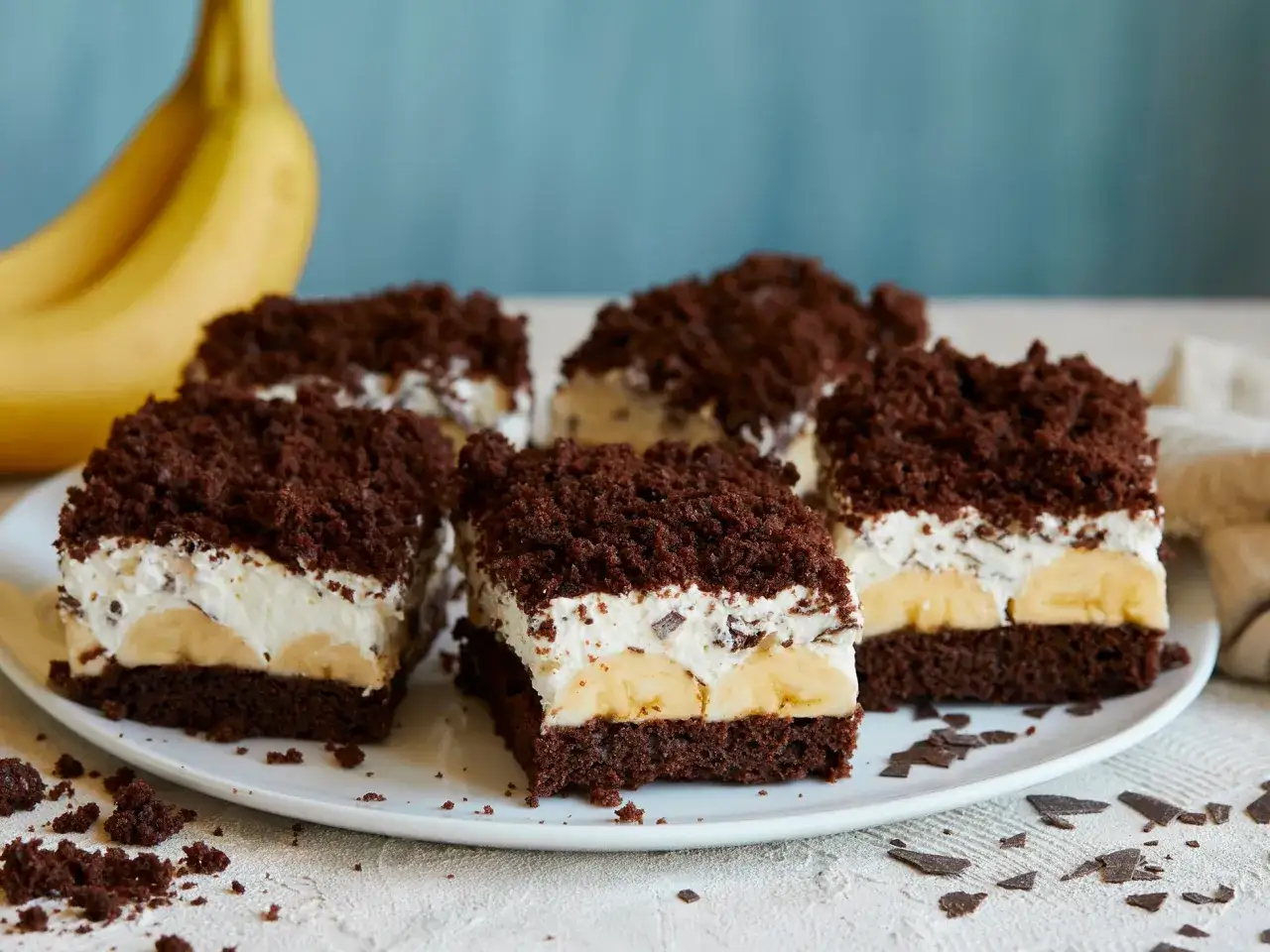 Saftiger Maulwurfkuchen vom Blech mit Bananen, Sahne und Schokostreuseln. Ein Genuss f&uuml;r jeden Anlass.