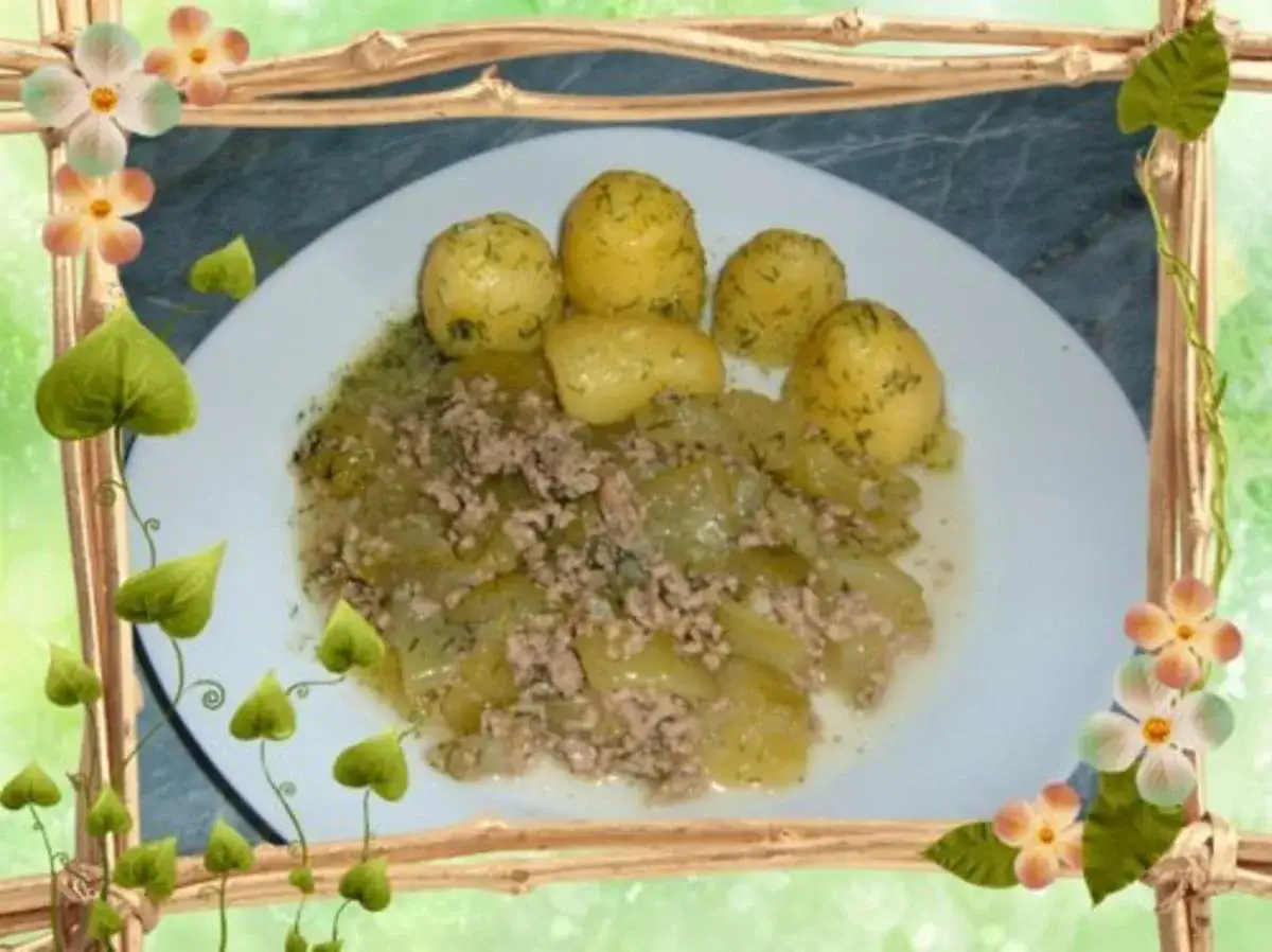 Schmorgurken mit Hack, Omas Rezept: Ein Teller mit deftigem Hackfleisch und zarten Schmorgurken, garniert mit Salzkartoffeln und Dill.