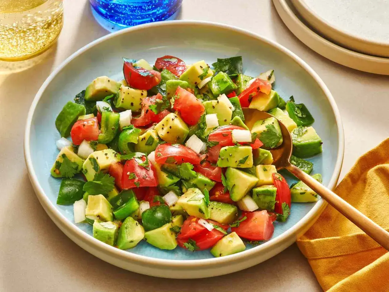 Frischer Avocado-Salat mit Tomaten, Gurken und Koriander &ndash; perfekte Rezepte mit Avocado kalt f&uuml;r hei&szlig;e Tage.