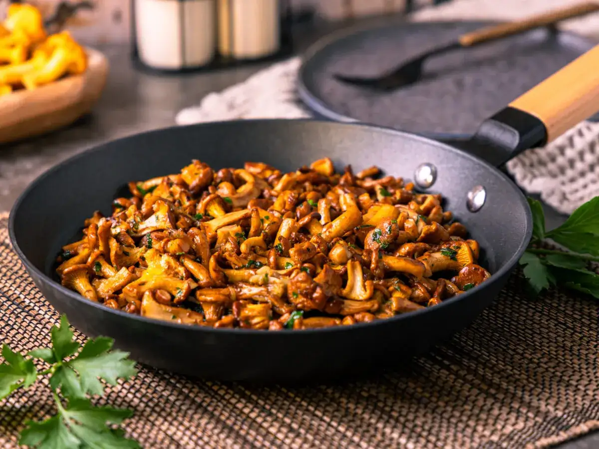 Gebratene Pfifferlinge in einer Pfanne, ein k&ouml;stliches Gericht, das sich hervorragend f&uuml;r Pfifferlinge Rezepte eignet.