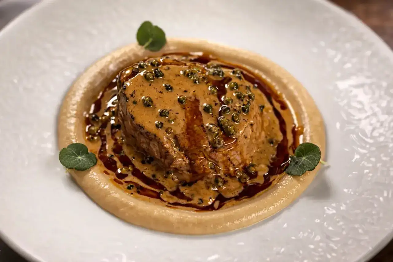 Ein zartes Rinderfilet in cremiger Pfeffersauce, garniert mit gr&uuml;nen Pfefferk&ouml;rnern. Dieses Gericht ist ein Beweis f&uuml;r das beste Pfeffersauce Rezept.