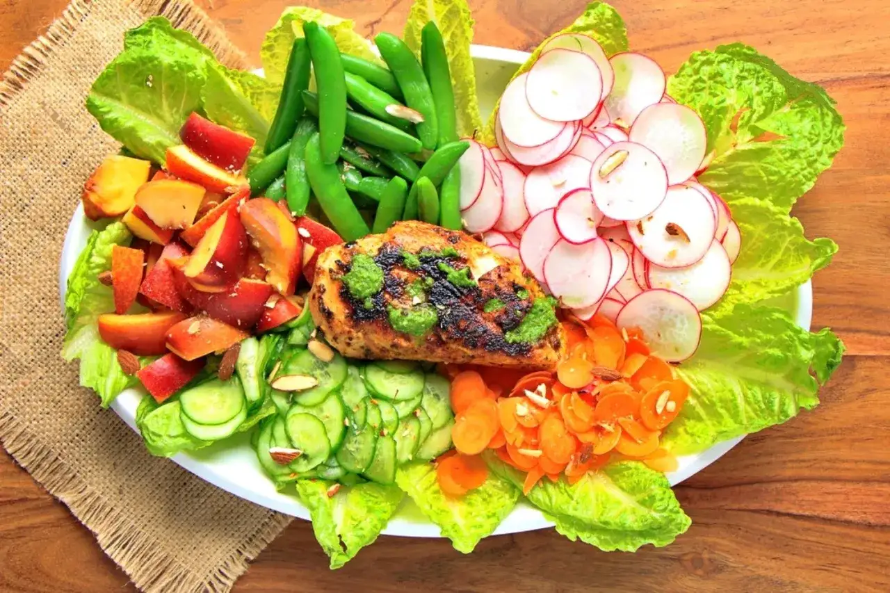 Ein bunter gemischter Salat mit gegrilltem H&auml;hnchen, Pfirsichen, Zuckerschoten, Radieschen, Gurken und Karotten &ndash; ein tolles Rezept!