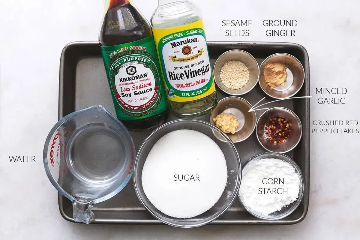 Zutaten f&uuml;r ein Teriyaki Sauce Rezept: Sojasauce, Reisessig, Zucker, Wasser, Maisst&auml;rke, Sesam, Ingwer, Knoblauch und Chiliflocken.