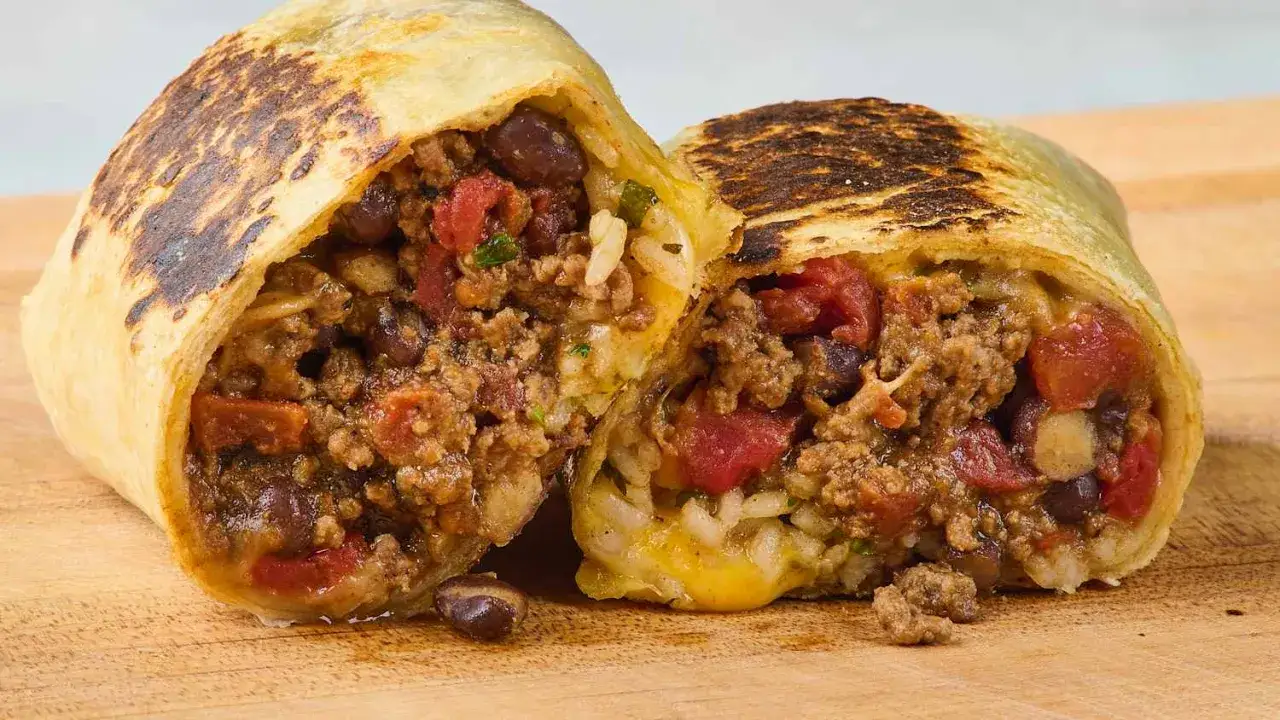 Herzhaft gef&uuml;llter Burrito, perfekt f&uuml;r ein schnelles burrito rezept. Hackfleisch, Bohnen und Tomaten in einer Tortilla.