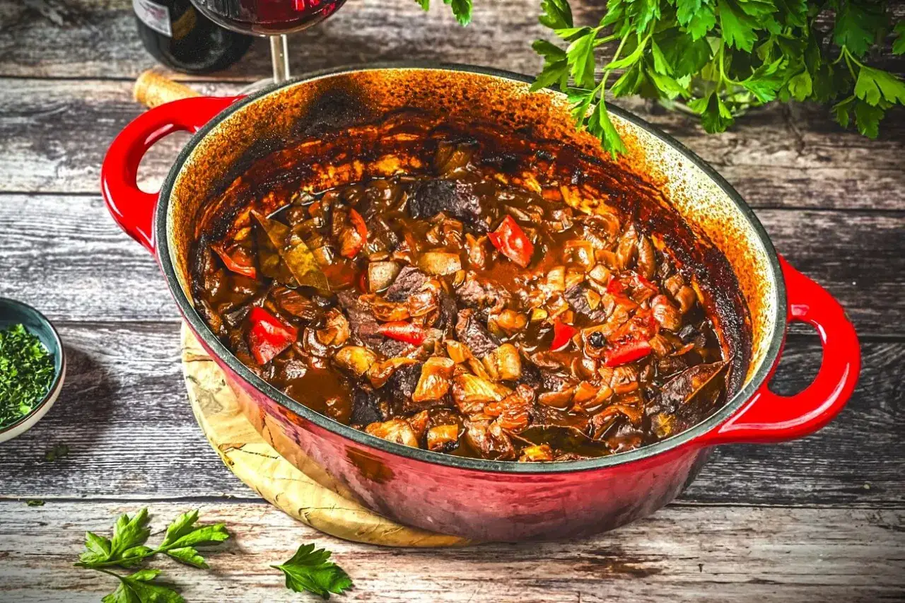 Herzhaftes Gulasch im Gusseisentopf, ein authentisches Gulasch Rezept Original Oma. Mit viel Fleisch, Paprika und Zwiebeln.