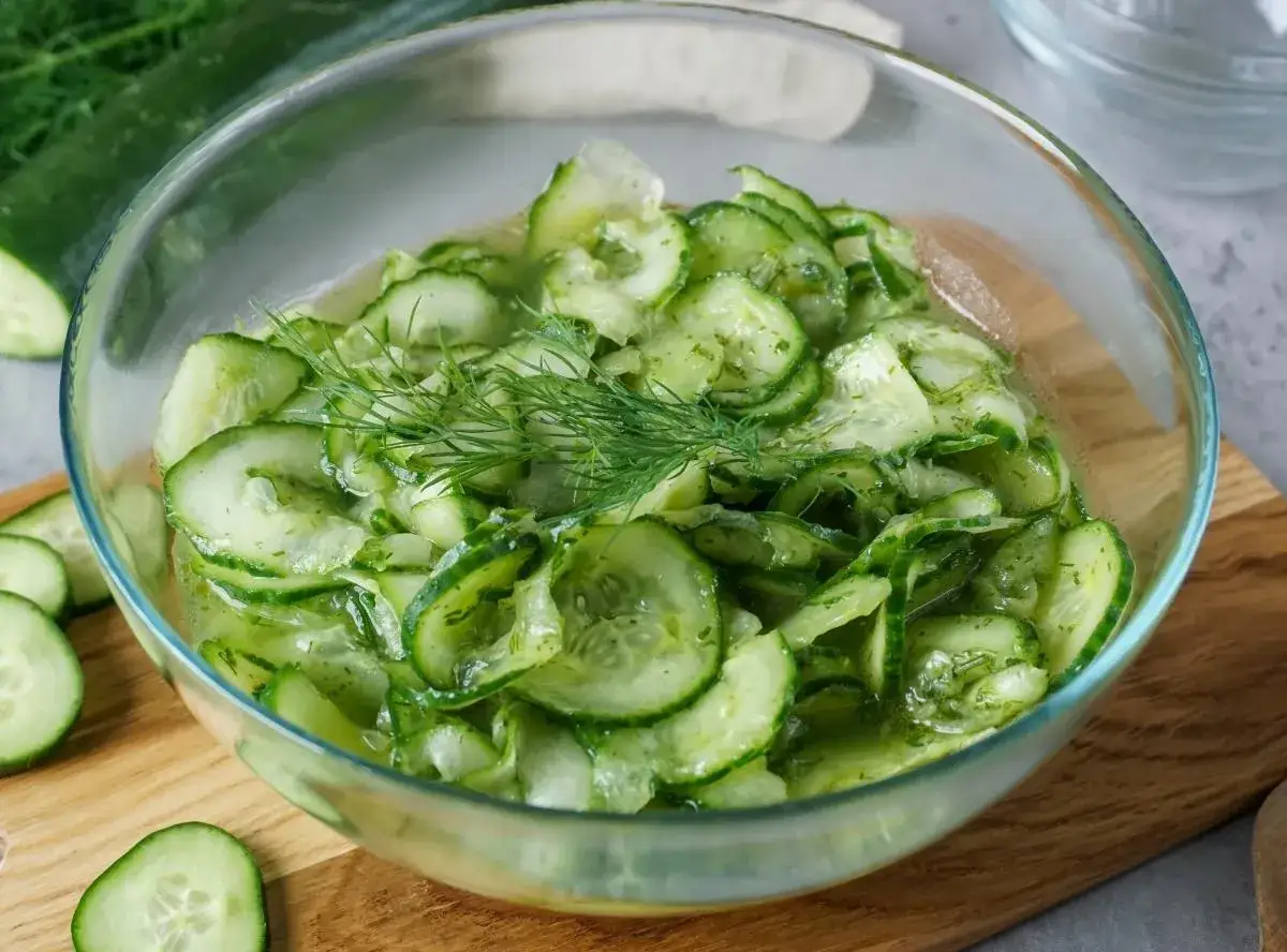 Frischer gurkensalat mit zitrone und Dill in einer Glassch&uuml;ssel, garniert mit Dillzweigen.