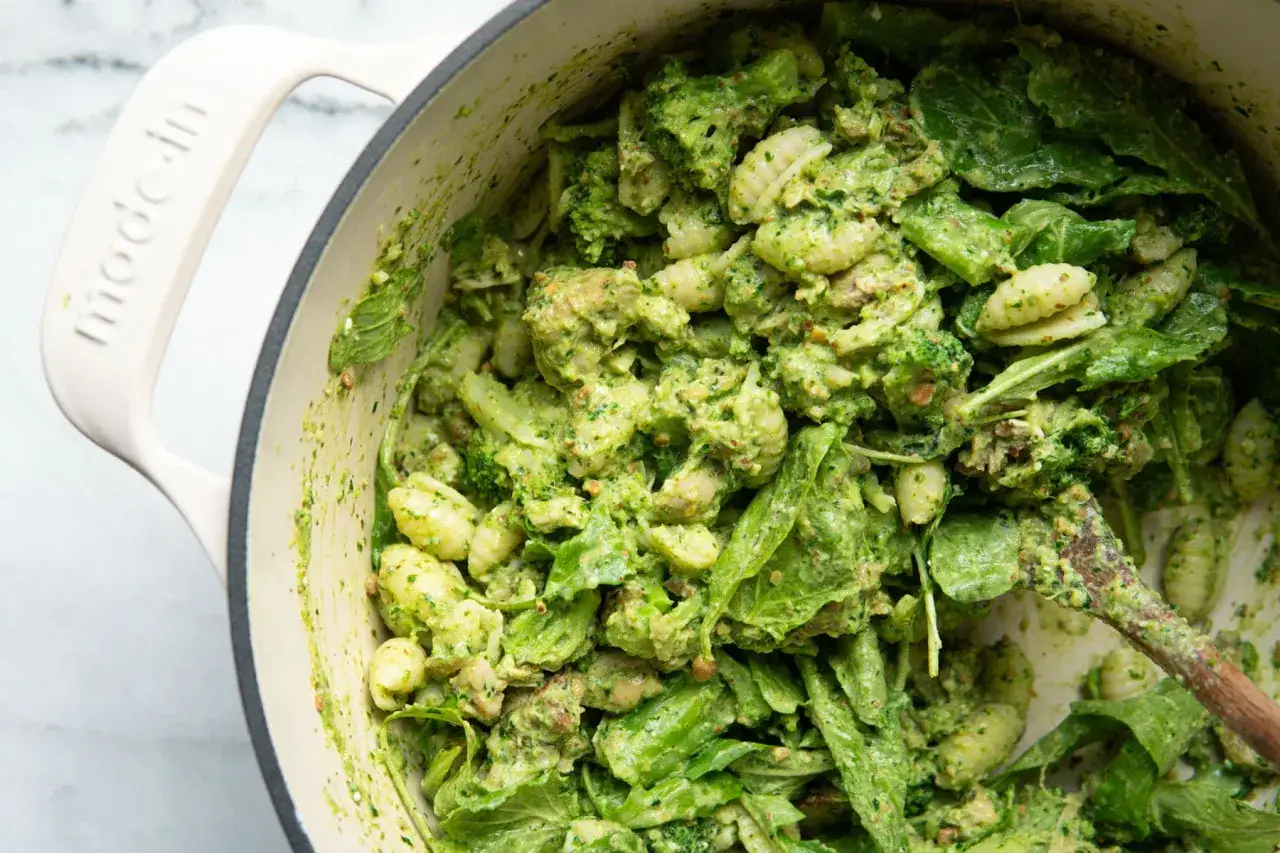 Herzhafte Pasta mit Brokkoli und cremigem Rucola Pesto in einem Topf.