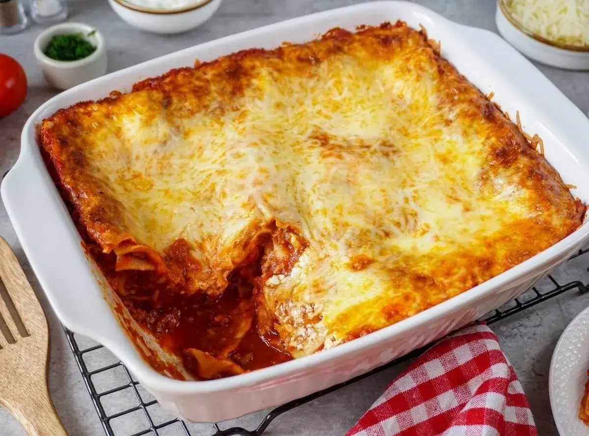 Herzhafte Lasagne mit schmand, goldbraun &uuml;berbacken und dampfend hei&szlig; aus dem Ofen.