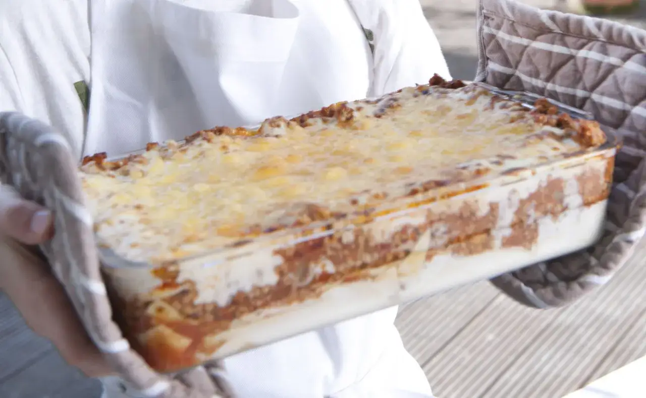 Frisch gebackene Lasagne mit Hackfleisch und cremiger Bechamelso&szlig;e, bereit zum Servieren.
