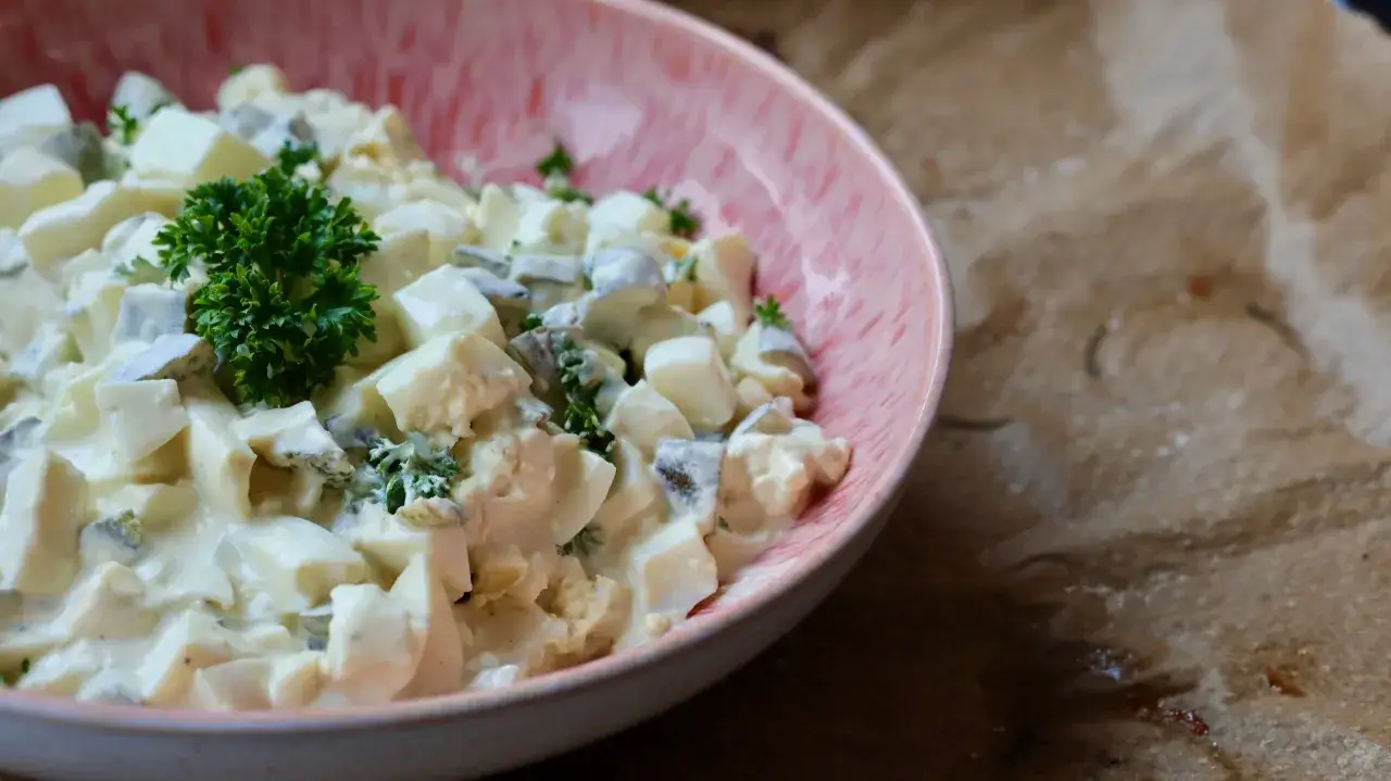Cremiger Eiersalat mit Petersilie, perfekt f&uuml;r ein schnelles eiersalat rezept.