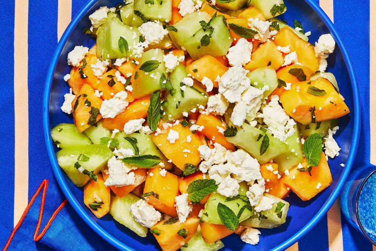 Erfrischender Salat mit Cantaloupe Melone, Gurke, Feta und Minze &ndash; eine tolle Idee f&uuml;r Cantaloupe Melone Rezepte.