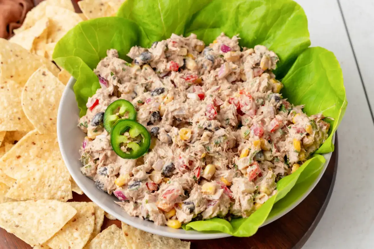 Herzhafter Thunfischsalat mit Mais, Bohnen und Jalape&ntilde;os, serviert mit Tortilla-Chips.