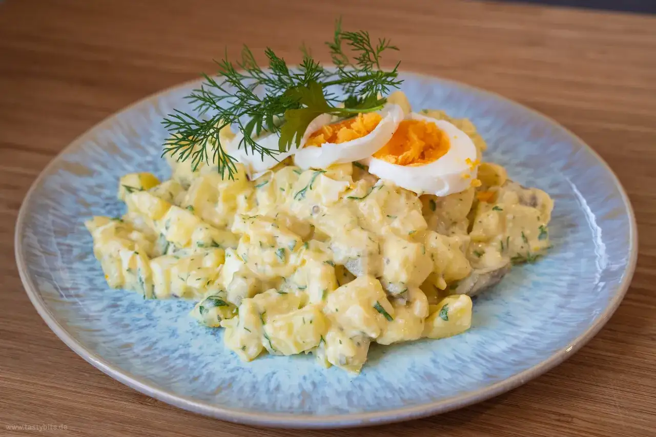 Cremiger Kartoffelsalat mit Miracel Whip, garniert mit Dill und Ei. Ein Klassiker, der immer schmeckt.