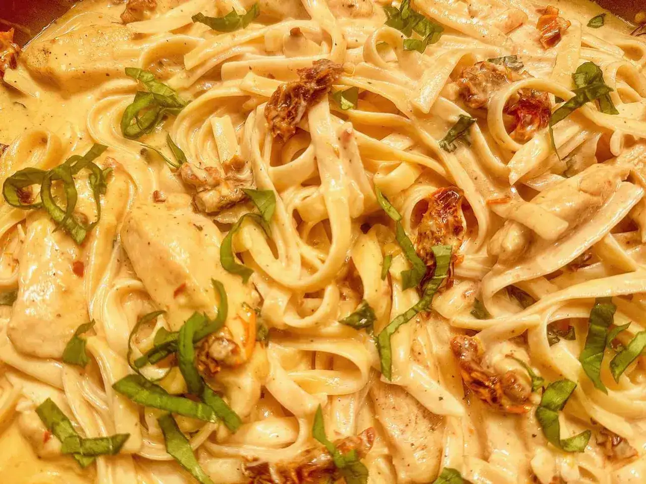 Cremige Pasta mit H&auml;hnchen, getrockneten Tomaten und Basilikum. Dieses 