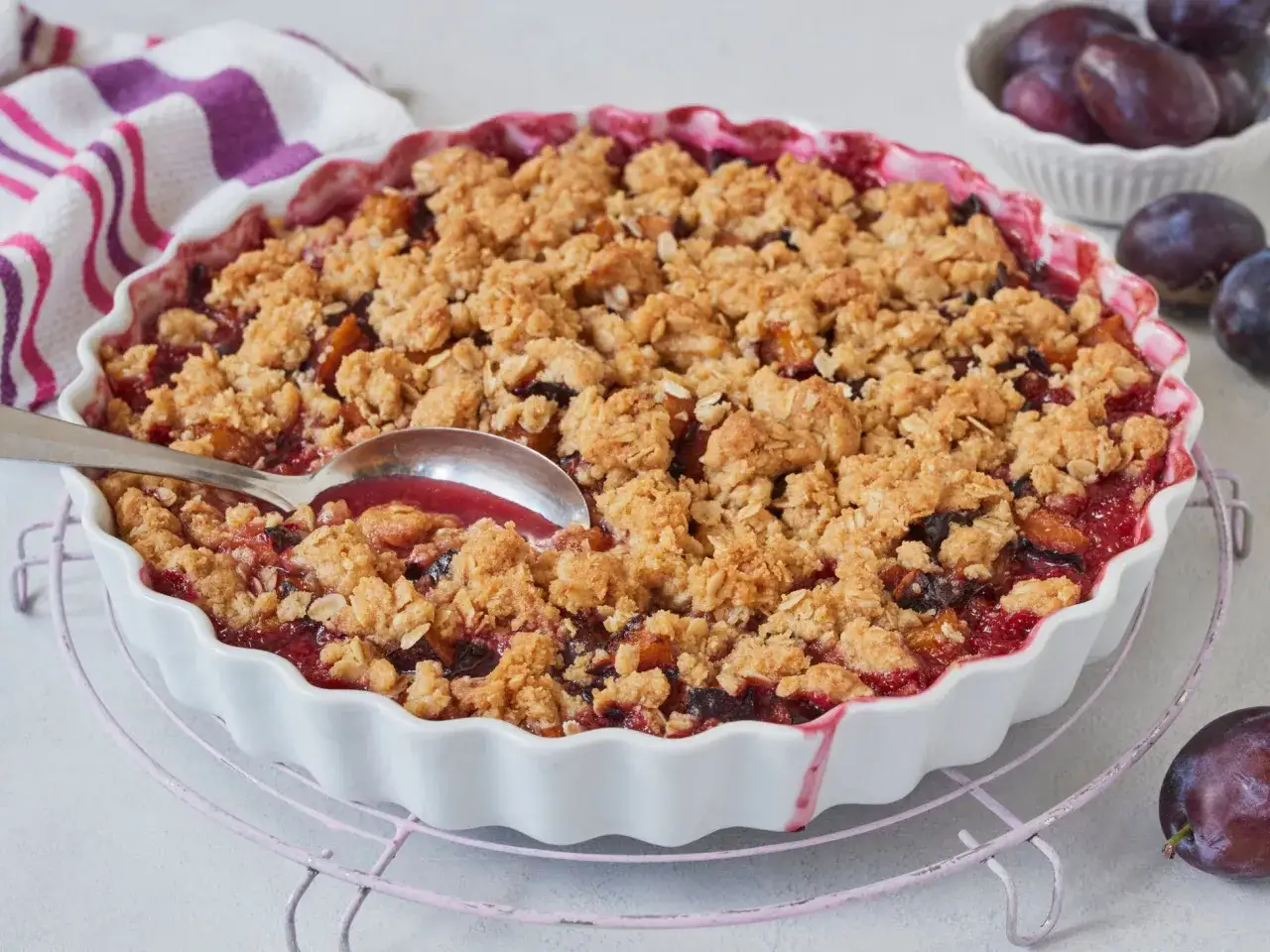 Ein k&ouml;stlicher Zwetschgen Crumble mit Haferflocken, frisch aus dem Ofen. Saftige Zwetschgen unter einer knusprigen Streuseldecke.