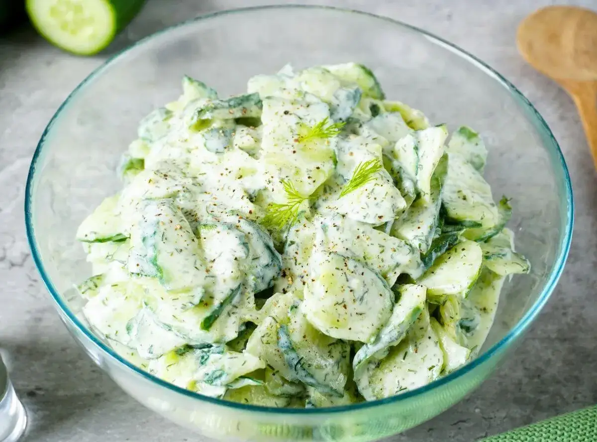 Omas Gurkensalat mit Joghurt, cremig und frisch, mit Dill und Pfeffer verfeinert. Ein Klassiker, der immer schmeckt.