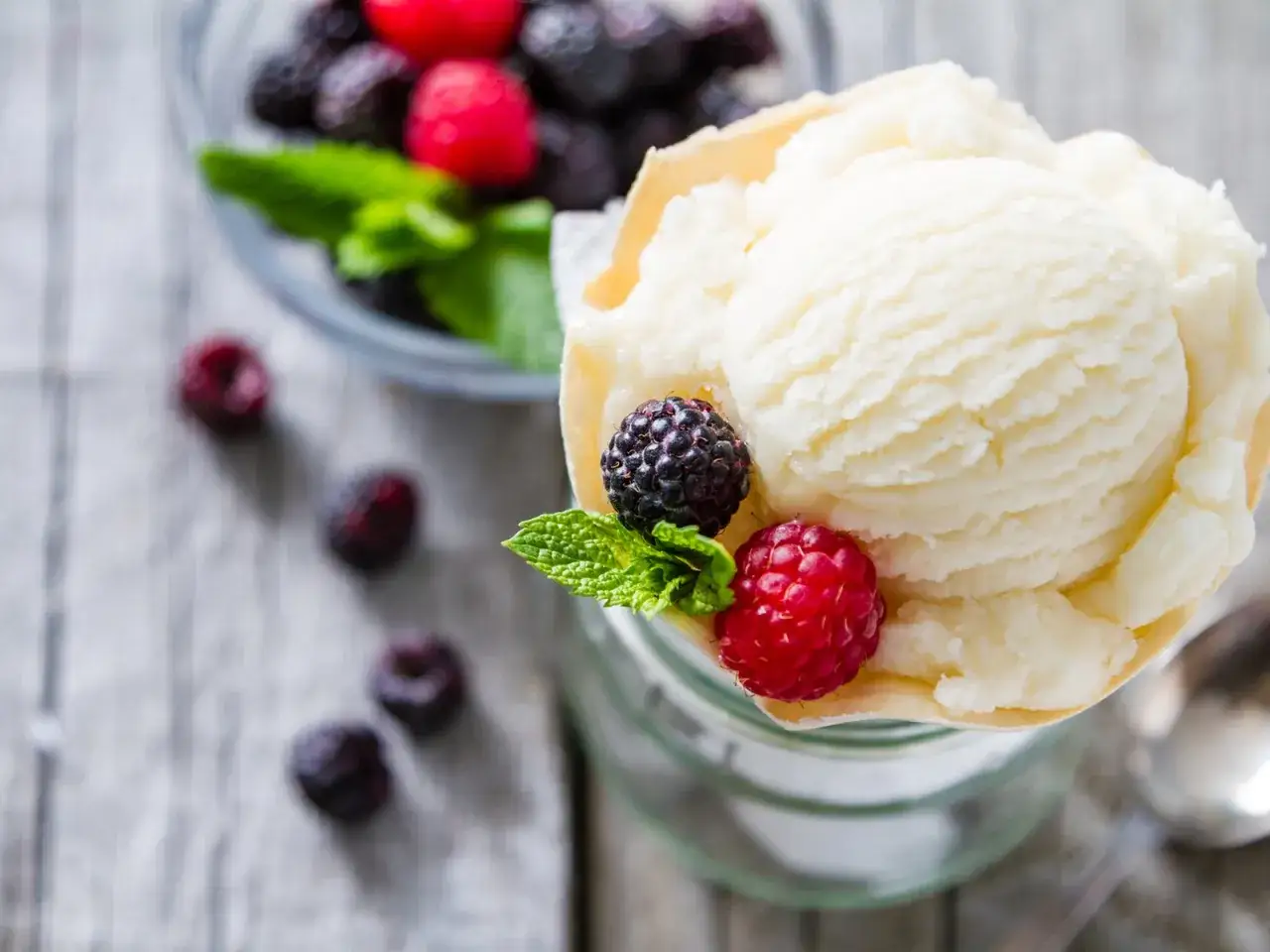 Cremiges Joghurteis selber machen, garniert mit frischen Beeren und Minze. Ein Genuss f&uuml;r hei&szlig;e Tage!