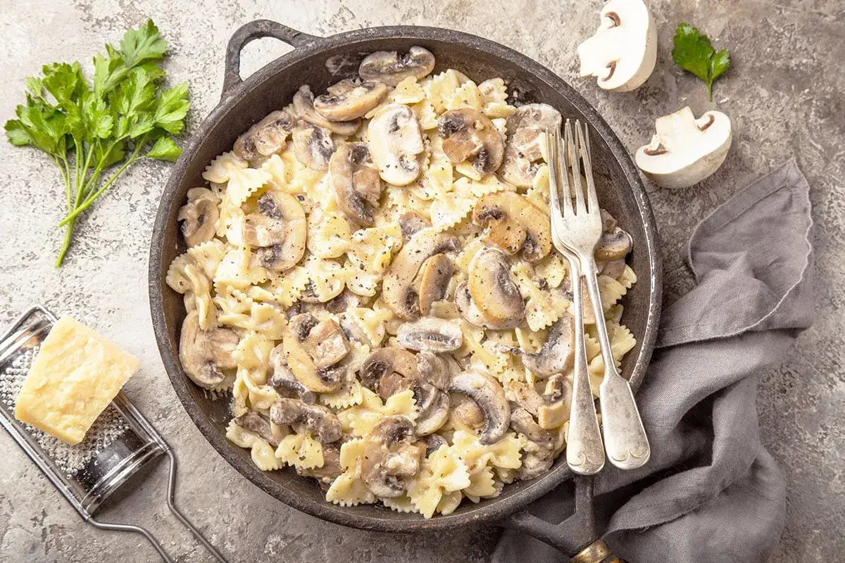 Herzhafte Pasta mit Pilzen in cremiger Sauce, garniert mit frischer Petersilie und Parmesan. Ein Genuss f&uuml;r jeden Tag.