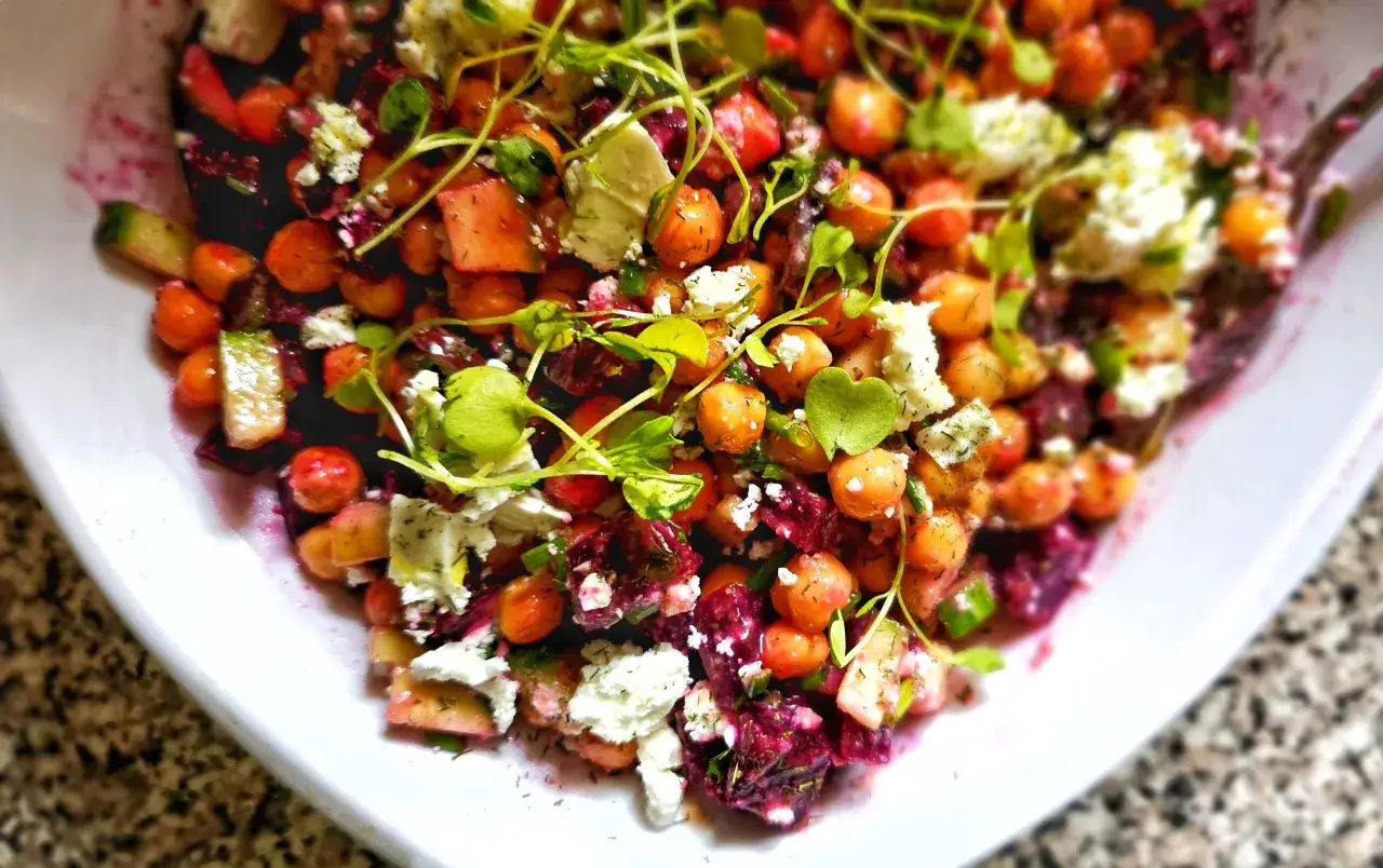 Bunter Salat mit Rote Bete, Kichererbsen, Feta und frischen Kräutern. Ein leichter Genuss!